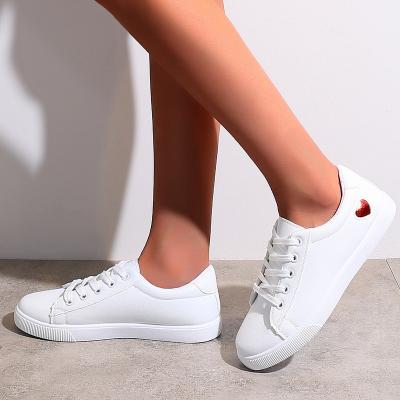 China Fashion Trend Factory Hot Sale Love Love Comfortable White Casual Skateboard Shoes Heart Pattern Skate Shoes for sale