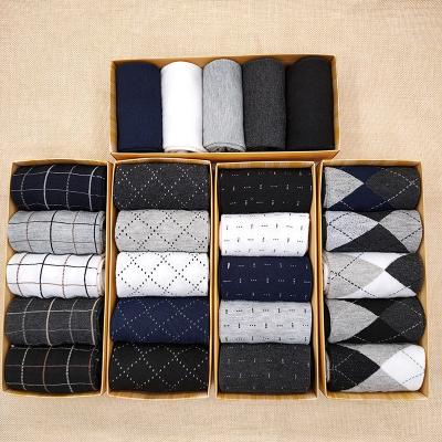 China Fashion QUICK DRY Wholesale Plaid Autumn Pure Color 5 Pair Gift Box Packing Cotton Business Men Breathable Socks for sale