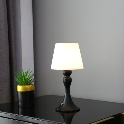 China Dimmable Living Room Bedroom Decorative Lights Vintage LED Desk Lamp with Iron Material for sale