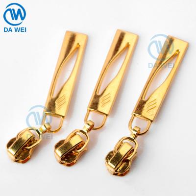 China Nickel-free key from no. DAWEI Brand New Design Fancy Puller 3 Locking Zipper Sliders Shiny Gold Zipper Head for sale