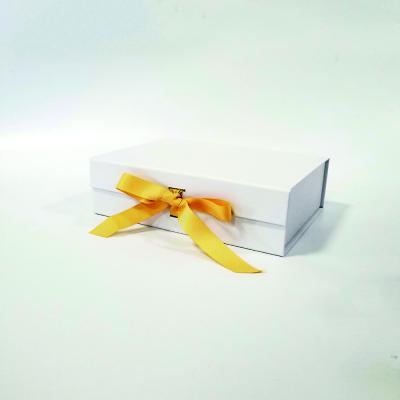 China Recyclable Magnet Cardboard Folding Rigid Gift Packaging Box For Garment for sale