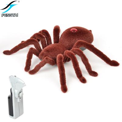 Cina Halloween Animal toys 2ch with LED lights Rc Spider toy in vendita