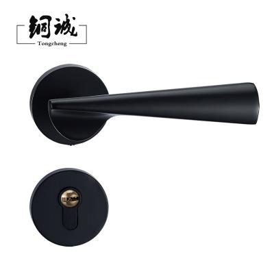 China Zinc Simple Design OEM Bedroom Zamac Interior Door Lock Handle On Rosette for sale