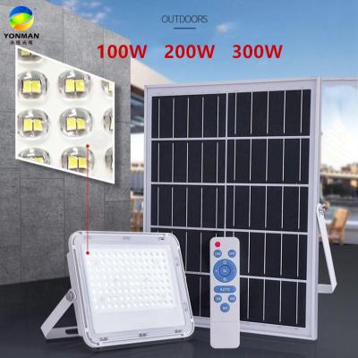 China ROAD/outdoor IP66 housing white solar powered lithium battery smd 12V led outdoor solar flood light for sale