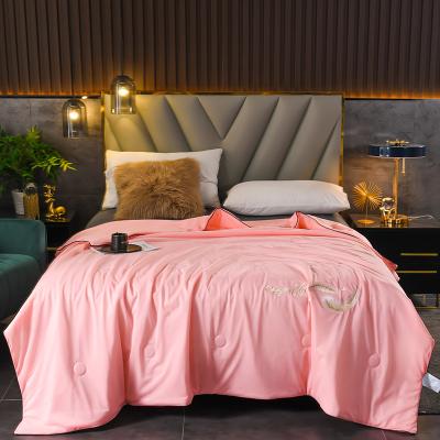 Chine Custom washable quilt comforter pink queen size logo embroidery quilt design à vendre