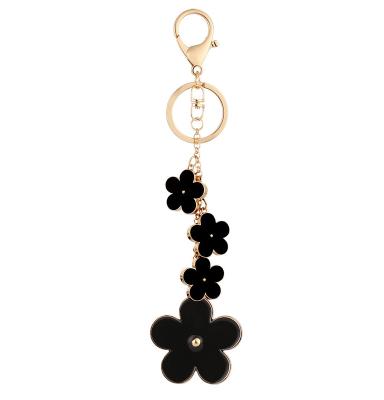 China Wholesale High Quality White Vintage Clover Leaf Black Five Shell Key Chain Accessories For Bag for sale