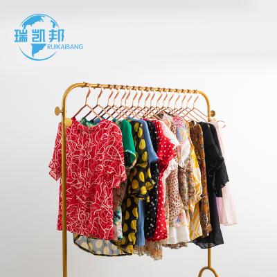 China Polyester / Cotton Summer Dresses Women Silk Short Sleeves Used Clothing Bales 100 Kg Second Hand Clothes Italy for sale