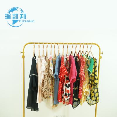 China Polyester / Cotton 2022 Second Hand Clothes Ladies Silk Short Sleeves Used Clothes Bales Korea for sale