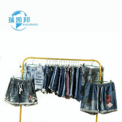 China Polyester / Cotton Used Clothes Second Hand Clothes For Ladies Short Jeans for sale