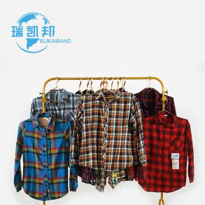 China Polyester/Cotton 2022 Ruikaibang Occasion Clothes Used Clothes Fashionable For Men's Cotton Shirt Men's And Women's Plaid Shirt for sale