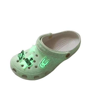 China High Quality Brand Summer Anti-slippery With Logo Unisex Luminous Plain Garden Clogs Cross Outdoor Beach Slips Sandal Fishing Wading Shoes for sale