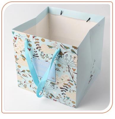 China Varnishing Fashion Paper Packaging Bags, Pretty Custom Paper Gift Bags With Ribbon for sale