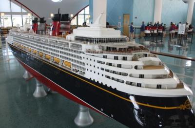 China Art Deco Style Disney Wonder Model Cruise Ship Toy Models With Acrylic Material for sale