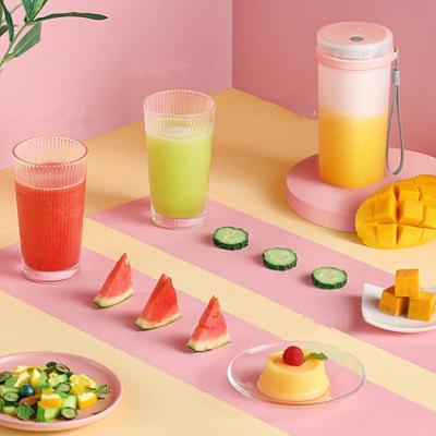 China 2022 Hot Sale 2022 USB Handheld Fruit Squeezer Spiral Squeezer Mini Cup USB Rechargeable Handheld Blender Easy Handling Juicer for sale