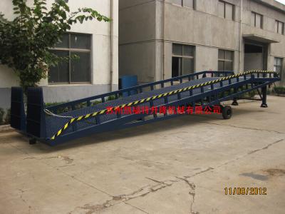 China rampa movible ajustable del muelle de cargamento del control manual del hombre 8t de la seguridad móvil de la rampa en venta