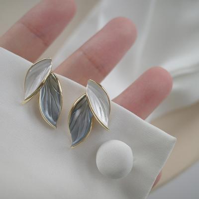 China Fashion Retro Leaf Pearl Stud Earrings Elegant Feminine Unique Women for sale