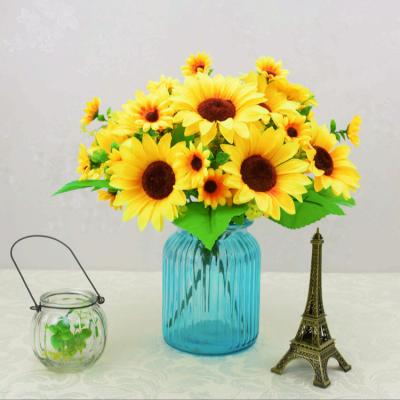 China Traditional Party Dekoration 13 Heads 32cm Artificial Sunflowers Flower Bouquets Sun Flowers Kitchen Decorations for sale