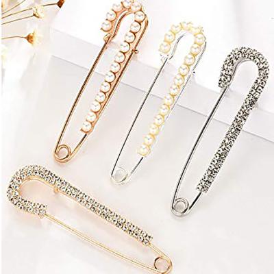 China Latest Design Attractive Luxury Rhinestone Custom Brooches Pins Designer Fashion Jewelry Pearl Women Brooch High Quality Safety Pin for sale