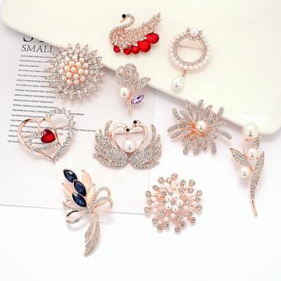 China Rose Gold Rhinestone Crystal Pearl Flower Attractive Brooches Jewelry Wholesale Design Scarf Buckle Brooch High End Corsage Pin Silk Pin For Women for sale