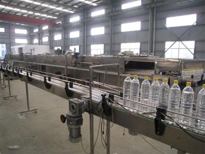 China Volledige Kleine HUISDIER Gebottelde Waterproductielijn met PLC Automatische Controle 15000 BPH Te koop