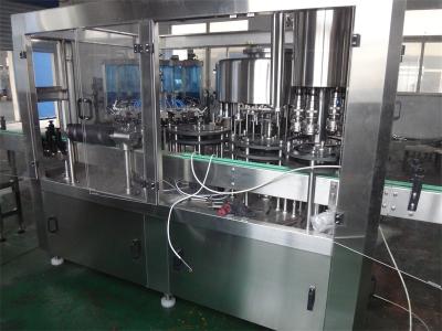 China La velocidad automatizó la máquina de rellenar linear para el vinagre/el vino/la cerveza en venta