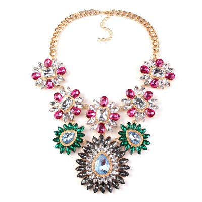 China 2020 Vintage Jewelry Exaggerated Gemstone Necklace Full Diamond Alloy Flower Pendant Necklace For Women for sale