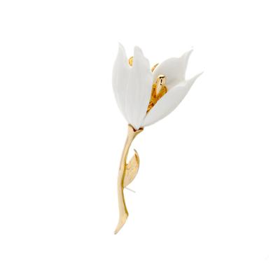 China Zinc Alloy Gold Plated Women Lily Flower Resin Brooch Simple Elegant Temperament Lady Brooch for sale