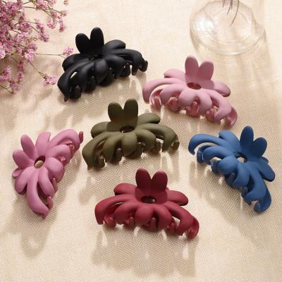 China Hot Selling Simple Colorful Metal Hair Accessories Large Acrylic Hair Claw Jaw Hair Clips For Women for sale