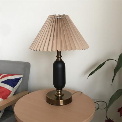 China Vintage Simig Lighting Scandinavian Minimalist INS Vintage Pleated Table Lamp For Bedside GUEST ROOM for sale