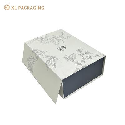 China Caixas de papel dobráveis de luxo, laminação mate, vestido de presente, suéter com fecho magnético. à venda