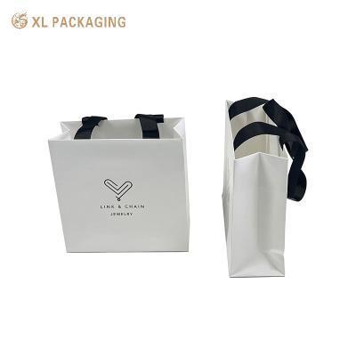 China Bolsa de papel de impressão de luxo personalizada Bolsa de papel de presente Bolsa de papel de embalagem Bolsa de papel com o logotipo personalizado Pacote de tecido Bolsa de envio à venda