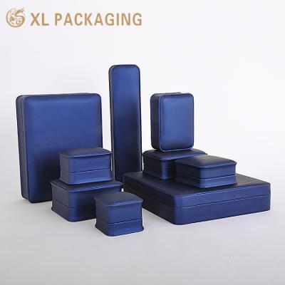 China Luxury Gift Box Packing Jewelry Boxes Custom Logo Stripe Bracelet Necklace Jewelry Box Packaging for sale