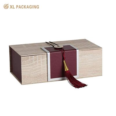 Cina Scatole di carta da cartone personalizzate per le bottiglie di vino, scatole da regalo pieghevoli con corde e pulsante in vendita