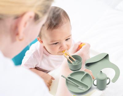 China 100% Amazon Sales Bestseller Eco-friendly Non-Toxic Strong Suction Silicone Dish Bowl Spoons Set Bib Feeding Baby Flatware Sets for sale