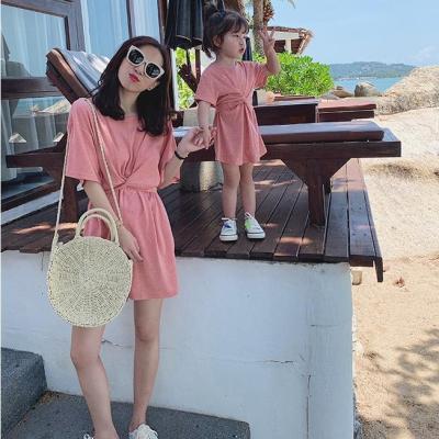 China Anti-pilling Parent Child Wear Summer Mother Daughter Solid Color Dress Cotton Pleated Design Dress New Comfortable Middle for sale