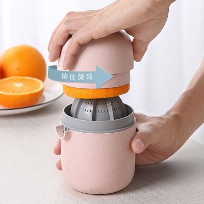 China Mini Portable Squeezer Orange Lemon Hand Juicer Blender Anti-Slip Easy Handling Lid Spinning Plastic Squeezer for sale