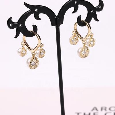 China FASHIONABLE Wholesale Huggies Dangle Earrings Women Gold Zircon Pearl FACEINS Wedding Luxury Earrings for sale