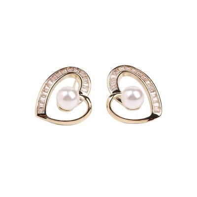 China FASHIONABLE FACEINS Heart Pearl Earrings Zircon Stud Earrings Women Gold Copper Earring Wholesale for sale