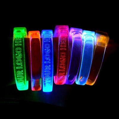 China 2021 TIZE Low Cost CE Certification Custom Logo Fiber Optic Wristband Glowing Control Led Wristband for sale