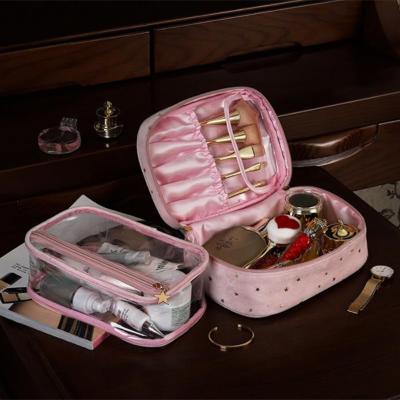 China Luxury Cosmetic Soft Beauty Gift Bag Velvet Zipper Bag Fashion Travel Cosmetic Bag for sale