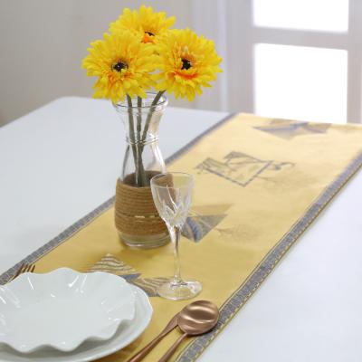 China Restaurant Beau Restaurant Table Runner Birthday Party Jacquard Satin Polyester European Wedding Table Runners for sale