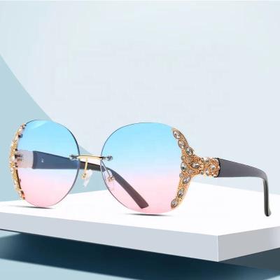 China Fashion Sunglasses 2021 Wholesale Custom Shades New Design Sunglasses Shape Women Newer Fashion Retro Diamond Sunglasses for sale