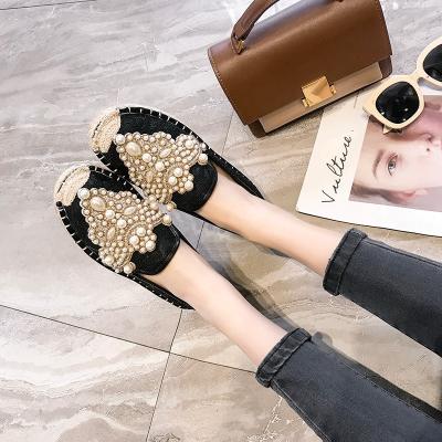 China 2021 Spring Fashion Baotou Half Straw Pearl Rhinestone Sandals Women's Half Clog Loafers Baotou Outdoor Wearing Flat Bottom Baotou Fisherman Shoes for sale