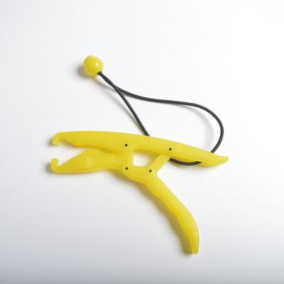 China Factory Price PP Lightweight Plastic Lip Handle Floating On The Water Carp Fishing Tackle Fishing Pliers for sale