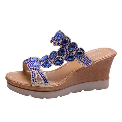 China Fashion trend outside fashionable thick bottom beach rhinestone wedge heel cool slipper wear sandals for sale