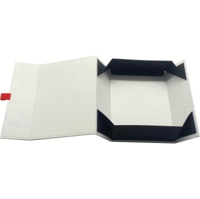 China Elegant Handmade Plain Printed Magnetic Closure Flap Bespoke Cardboard Paper Gift Boxes With Hinged Lid for sale