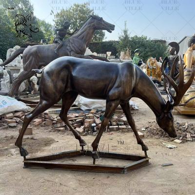 China Estatuas de alce de bronce Escultura de jardín de venado de latón tamaño natural Decoración de jardín de animales de metal en venta