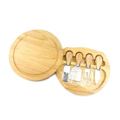 China Sustainable Kitchen BBQ Tools Round Cheese Rubber Wood Cutting Board With 4 Knife Set for sale