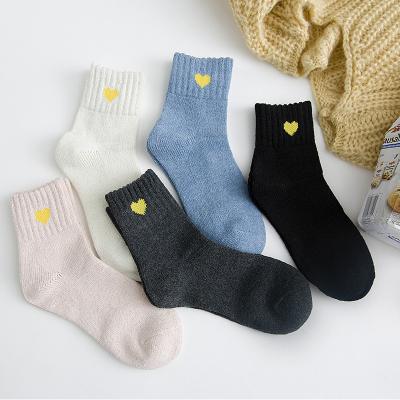 China Comlor's Wholesale High Quality QUICK DRY OEM Calcetines Wool Knocks Solid Women Heart Knocks Thick Crew Winter Socks for sale