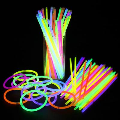 China Children's toys wholesale 100 mixed color glow sticks Glow-in-the-dark party a variety of game glow sticks for sale